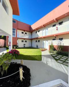 a courtyard view of a building at Residencial 220 Maresias in Maresias