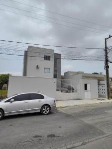 a silver car parked in front of a house at Apartamento de 1 quarto próximo a 101 in Itajaí