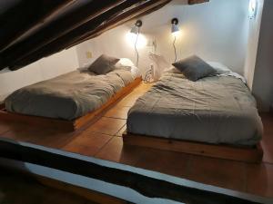 MontalbánにあるCasa Royaのベッド2台が隣同士に設置された部屋です。