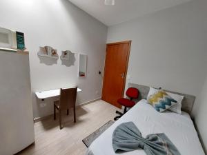 Postel nebo postele na pokoji v ubytování Kitnets bem localizada, próx ao autódromo!