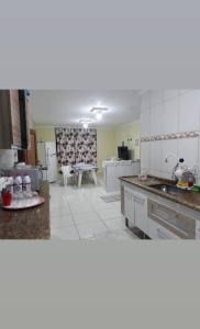 uma cozinha com um lavatório e uma mesa em Sítio casa grande em São Gonçalo do Amarante