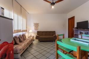 - un salon avec un canapé et une table dans l'établissement Apartamento rústico e confortável a 200m do mar - PSD204, à Florianópolis