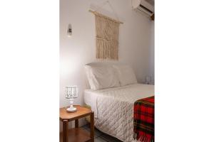 - une petite chambre avec un lit et une table dans l'établissement Apartamento rústico e confortável a 200m do mar - PSD204, à Florianópolis