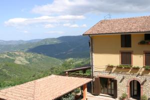 A general mountain view or a mountain view taken from a vidéki vendégházakat
