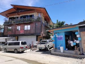 zwei vor einem Gebäude geparkt in der Unterkunft Ilob Transient House in Banaue
