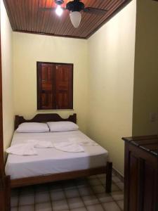 um quarto com uma cama com tecto em Hostel Beach em Porto Seguro