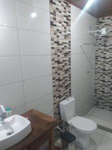 bagno con servizi igienici e lavandino di Casa inteira in Búzios a Búzios