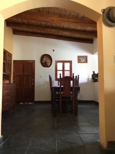 - une salle à manger avec une table et des chaises dans l'établissement La casona de Quipón, à Cachí