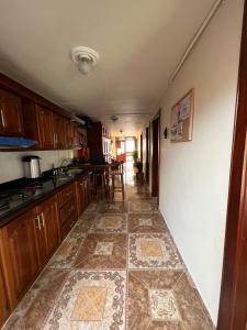 Kuchyň nebo kuchyňský kout v ubytování HOSTAL LA CASA DE LOS SUEÑOS