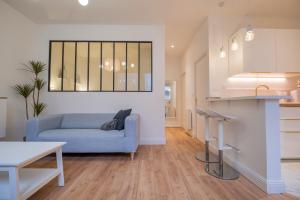 ランスにあるLa verrière Rémoiseの青いソファとキッチンのあるリビングルーム +36枚の写真