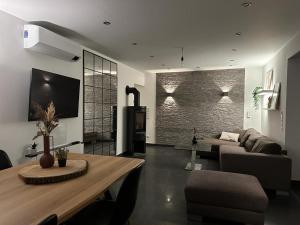 ein Wohnzimmer mit einem Sofa und einem Tisch in der Unterkunft Business Apartment/Loft nähe Bonn in Königswinter