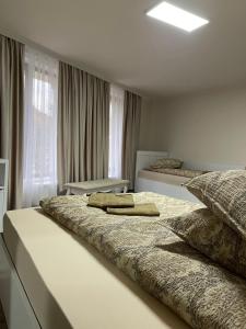 1 dormitorio con 2 camas y toallas. en Conacul Peștera Urșilor, en Chişcău