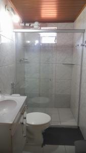 a bathroom with a shower and a toilet and a sink at Aluga-se apartamento em Ponta de Areia in Itaparica Town