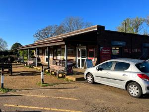 un coche plateado estacionado frente a un edificio en Cozy Luxury Private Cottage en Greenford