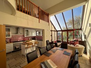 uma cozinha e sala de jantar com mesa e cadeiras em East Belfast Townhouse em Belfast