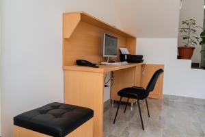 プカルパにあるSuite and Businessのデスク、椅子、コンピュータが備わるオフィス