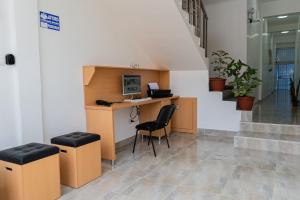 una oficina con escritorio con ordenador y taburetes en Suite and Business en Pucallpa