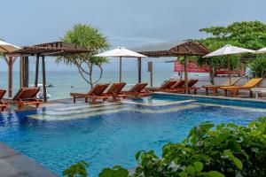 Ketut Losmen Bungalows Lembongan内部或周边的泳池