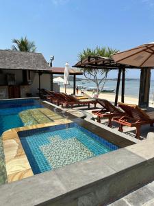 Ketut Losmen Bungalows Lembongan内部或周边的泳池