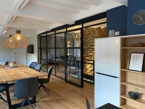 Il comprend une cuisine et une salle à manger avec une table et un réfrigérateur. dans l'établissement Weberwinkel, à Monschau