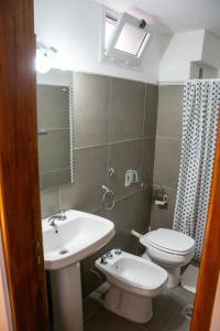 ein Badezimmer mit Waschbecken und Toilette und einem Fenster in der Unterkunft Centro Apart Home in Jesús María + 48 Fotos