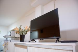 a flat screen tv sitting on top of a counter at Centro Apart Home in Jesús María