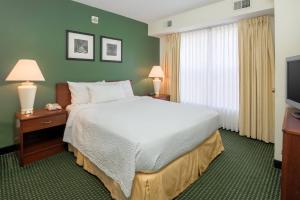 Residence Inn by Marriott Oklahoma City South في مدينة اوكلاهوما: غرفه فندقيه سرير وتلفزيون