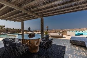 Bazén v ubytování Serenity Sky Luxury Villa - Sunset - Private Pool nebo v jeho okolí