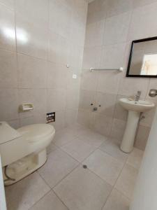 uma casa de banho com um WC e um lavatório em CASA DE PLAYA 3 habitaciones em Cerro Azul
