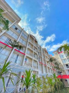 a large building with palm trees in front of it at São Pedro Thermas Resort in São Pedro