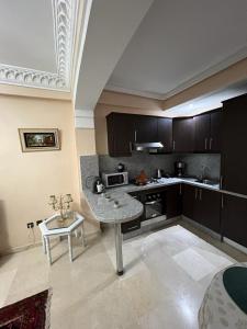 una cucina con tavolo al centro di una stanza di Luxury apartment 3 in the heart of Gueliz, Wifi, Pool a Marrakech