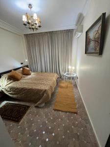 una camera con un grande letto e un tavolo di Luxury apartment 3 in the heart of Gueliz, Wifi, Pool a Marrakech