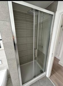Φωτογραφία από το άλμπουμ του The Penthouse Double Bedroom for Rent Use of kitchen στο Έπσομ