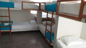 皮烏拉的住宿－Casasol_mancora，宿舍间内的3张双层床