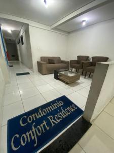- une salle de conférence avec des canapés et un panneau à l'étage dans l'établissement Temporada CG - Apartamento no Alto Branco, à Campina Grande