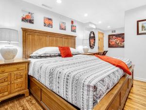 Postel nebo postele na pokoji v ubytování Harmony Inn, Huntley Illinois