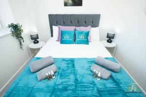sypialnia z łóżkiem z niebieskimi poduszkami w obiekcie Medusa Apartment - The Gaze of Town w Southampton