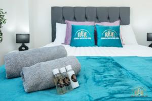 łóżko z niebiesko-białymi poduszkami w obiekcie Medusa Apartment - The Gaze of Town w Southampton