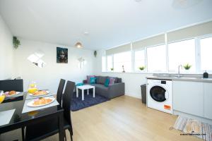 kuchnia i salon z pralką w obiekcie Medusa Apartment - The Gaze of Town w Southampton