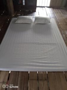 a mattress is being made in a room at Puluonghomestay2 in Làng Cào
