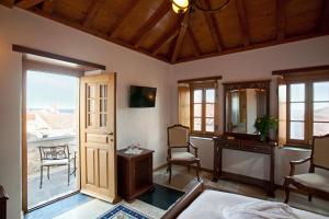 A television and/or entertainment centre at Likinia Hotel
