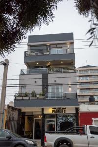 un edificio con un estacionamiento delante de él en Centro Apart Home en Jesús María