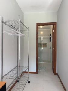 加羅帕巴的住宿－panorâmica，一间空房间,设有带淋浴的浴室
