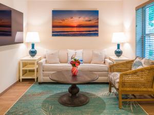 フォート・ローダーデールにあるSeaside Villasのソファとテーブルのあるリビングルーム