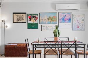 un comedor con una mesa y algunas fotos en la pared en Family friendly apartment with a stunning view, en Ballina