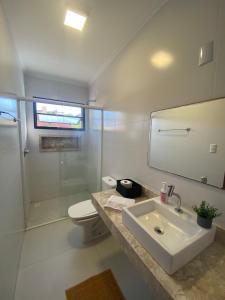 加羅帕巴的住宿－panorâmica，一间带水槽、淋浴和卫生间的浴室