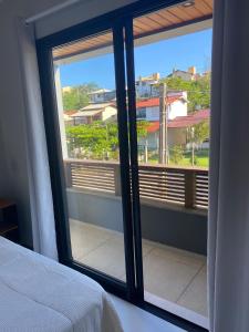 加羅帕巴的住宿－panorâmica，一间卧室设有美景窗户