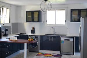 Köök või kööginurk majutusasutuses Villa Sweet Caraïbes, vue mer, jacuzzi