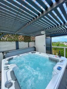 Foto sihtkohas Les Trois-Îlets asuva majutusasutuse Villa Sweet Caraïbes, vue mer, jacuzzi galeriist