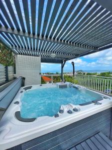 Bazén v ubytování Villa Sweet Caraïbes, vue mer, jacuzzi nebo v jeho okolí